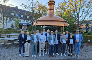 „Diplomierter Einkaufsmanager“ und „Diplomierter Experte“: Zertifikatsübergabe bei der Warsteiner Brauerei