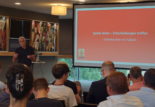 BME-Region Nürnberg-Mittelfranken: Entscheiden wie ein Profi – Lutz Michael Fröhlich zu Gast im Sportpark Ronhof